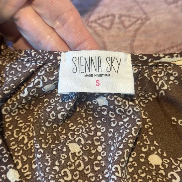 Sienna Sky, peplum top - Picture 11 of 15